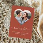 Save The Date Terre cuite forme coeur photo mariage Enregistrer<br><div class="desc">Faites savoir aux clients d'enregistrer la date pour votre mariage avec ce carte photo assez minimaliste. Le cadre de superposition placera votre photo avec un coeur. Les photos de dimension carré sont préférées. Vous pouvez ajuster les limites de l'image en cliquant sur "Personnaliser ce modèle", en faisant défiler vers le...</div>