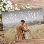 Save The Date Type moderne Calligraphie Script superposer photo<br><div class="desc">Ce script de calligraphie de type moderne et élégant superpose la photo enregistrer la date comprend un appariement de typographie moderne de script de calligraphie et un serif unique. Votre photo fiançailles prend le centre de la scène sur cette belle sauvegarde la date.</div>