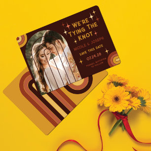 Save The Date Typographie audacieuse de Retro 70's Rainbow Arch