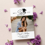 Save The Date Typographie noire Diplôme photo Enregistrer la dat<br><div class="desc">La graduation recto verso permet d'enregistrer la carte de date avec un design typographique et une photo du diplômé. Ajoutez trois autres photos au dos dans un collage propre. Graduation enregistrer la date carte modèle personnalisée avec des photos.</div>