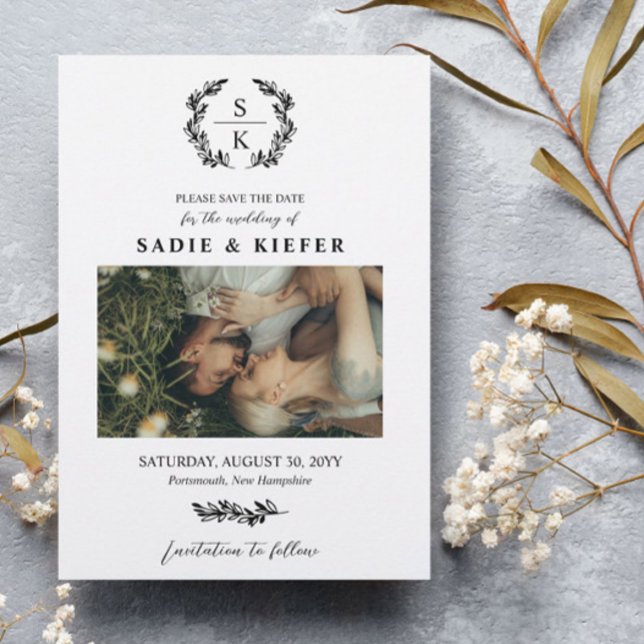 Save The Date Typographie noire Laurel Wreath Monogramme Photo (Créateur téléchargé)
