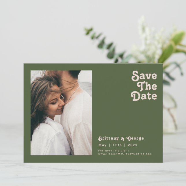 Save The Date Vibes rétro simples | Olive Green Photo horizontal (Debout devant)