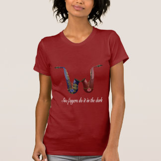 Saxo dans le T-shirt foncé