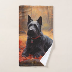 Scottish Terrier dans les feuilles d'automne qui t