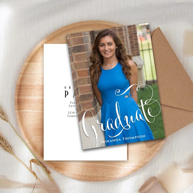 Script de calligraphie Modèle photo diplômé (Graduation photo invitation announcement with black and white theme. )