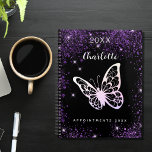 Script de nom de papillon de parties scintillant v<br><div class="desc">Arrière - plan noir,  texte blanc. Décoré de faux parties scintillant violet,  de mousseux et d'un grand papillon. Personnalisez et ajoutez une année,  votre nom et un titre. Le nom est écrit avec un script de style moderne écrit à la main.</div>