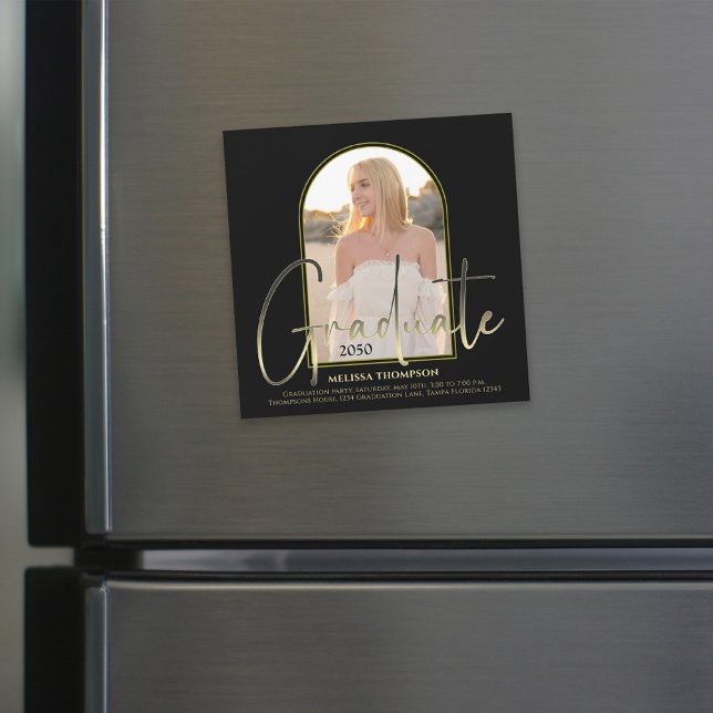 Script Gold Arc Noir Photo Magnétique (Black and gold graduation magnet with elegant script and customizable photo arch. 🎓✨)