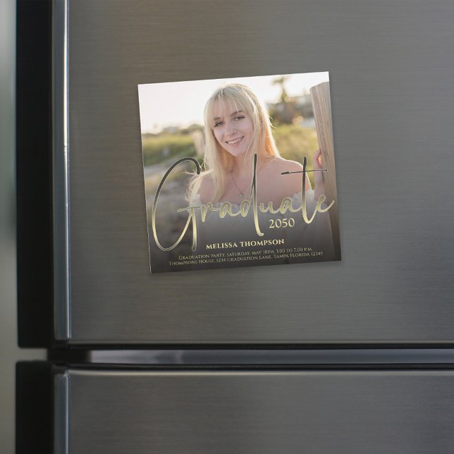 Script Gold Graduate noir Photo simple magnétique (Elegant gold typography graduation magnet with customizable photo space for memorable keepsake. 🎓)