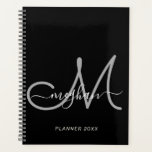 Script manuscrit moderne noir gris Monogramme 2022<br><div class="desc">Script moderne, tendance girly noir et gris personnalisé nom personnalisé et planificateur monogrammed. Ce design simple et élégant est composé d'un modèle de prénom blanc en caractères cursifs avec des pointes en blanc et d'un énorme script initial en monogramme écrit à la main en gris sur arrière - plan noir....</div>