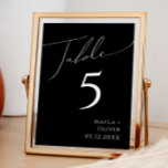 Script minimaliste Whimsical | Numéro de table noi<br><div class="desc">Ce scénario minimaliste fantaisiste | noir numéro de table est parfait pour votre classique simple noir et blanc minimaliste mariage boho moderne. Le design se compose de calligraphie élégante, délicate et romantique écrite à la main et de typographie chic et formelle. Le look se marie bien avec n'importe quelle saison...</div>