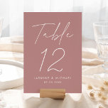 Script moderne Dusty Rose Mariage Numéro de table<br><div class="desc">Cartes de numéro de table mariage simple et moderne avec "Table" affichées dans un script blanc manuscrit avec un arrière - plan rose poussiéreux (ou une couleur de votre choix). Pour commander les cartes de table de mariage rose poussiéreuses : ajoutez votre nom, votre date de mariage et votre numéro...</div>