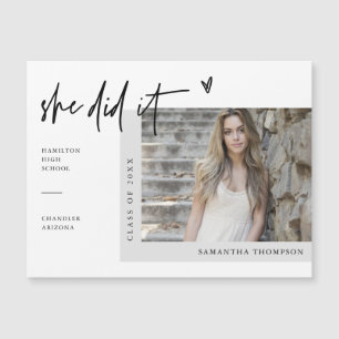 Script Moderne Elle L'A Fait Graduation Photo Magn