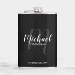 Script moderne Flacon de Groomsmen personnalisé<br><div class="desc">Ajoutez une touche personnelle à votre mariage avec un flacon de toiletteurs personnalisé. Ce flacon contient le nom des groomsmen personnalisées dans le style de police de script moderne blanc et monogramme dans le style de police de script moderne gris clair comme arrière - plan avec titre et date de...</div>