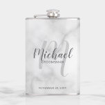 Script moderne Flacon de Groomsmen personnalisé<br><div class="desc">Ajoutez une touche personnelle à votre mariage avec un flacon de toiletteurs personnalisé. Ce flacon comporte le nom des groomsmen personnalisées en gris style de police de script moderne et monogramme en gris clair style de police de script moderne comme arrière - plan avec titre et date mariage en gris...</div>