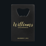Script moderne Noir & Or Cuomsmen personnalisé<br><div class="desc">Script moderne Groomsmen Bouteille Ouvert avec nom de toiletteur personnalisé en or style de police script moderne avec titre et date mariage dans le style de police sans serif moderne sur arrière - plan noir. Aussi parfait pour Maid of Honor, Flower Girl, Mother of the Bride, Groomsmen, Best man et...</div>