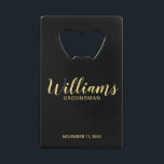 Script moderne Noir & Or Cuomsmen personnalisé<br><div class="desc">Script moderne Groomsmen Bouteille Ouvert avec nom de toiletteur personnalisé en or style de police script moderne avec titre et date mariage dans le style de police sans serif moderne sur arrière - plan noir. Aussi parfait pour Maid of Honor, Flower Girl, Mother of the Bride, Groomsmen, Best man et...</div>