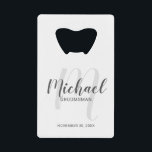 Script moderne Salons personnalisés<br><div class="desc">Ajoutez une touche personnelle à votre mariage grâce à l'ouvre-bouteille personnalisé des groomsmen carte de crédit. Ce ouvre-bouteille contient le nom des groomsmen personnalisés en gris de style de police de script moderne et monogramme en gris clair de style de police de script moderne comme arrière - plan avec titre...</div>