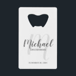 Script moderne Salons personnalisés<br><div class="desc">Ajoutez une touche personnelle à votre mariage grâce à l'ouvre-bouteille personnalisé des groomsmen carte de crédit. Ce ouvre-bouteille contient le nom des groomsmen personnalisés en gris de style de police de script moderne et monogramme en gris clair de style de police de script moderne comme arrière - plan avec titre...</div>