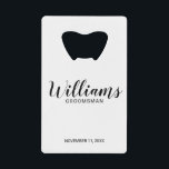 Script moderne Salons personnalisés<br><div class="desc">Script moderne Groomsmen Bouteille Ouvert avec le nom de toiletteur personnalisé en noir style de police script moderne avec titre et date mariage dans le style de police sans serif moderne sur arrière - plan blanc. Aussi parfait pour Maid of Honor, Flower Girl, Mother of the Bride, Groomsmen, Best man...</div>
