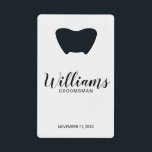 Script moderne Salons personnalisés<br><div class="desc">Script moderne Groomsmen Bouteille Ouvert avec le nom de toiletteur personnalisé en noir style de police script moderne avec titre et date mariage dans le style de police sans serif moderne sur arrière - plan blanc. Aussi parfait pour Maid of Honor, Flower Girl, Mother of the Bride, Groomsmen, Best man...</div>
