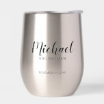 Script moderne Salons personnalisés<br><div class="desc">Script moderne Groomsmen Personnalisé Thermal Wine Tumbler avec le nom de toiletteur personnalisé en noir style de police script moderne avec titre et date mariage dans le style de police sans serif moderne. Aussi parfait pour Maid of Honor,  Flower Girl,  Mother of the Bride,  Best man et plus.</div>