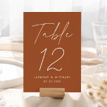 Script moderne Terracotta Mariage Numéro de table<br><div class="desc">Cartes de numéro de table mariage simple et moderne avec "Table" affichées dans un script blanc manuscrit avec un arrière - plan en terre cuite (ou une couleur de votre choix). Pour commander les cartes de table mariage en terre cuite : ajoutez votre nom, votre date de mariage et votre...</div>