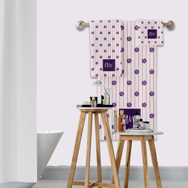 Script tendance Fleurs initiales Blush Violet rayé (Trendy Script Initial Flowers Blush Violet Striped Bath Towel Set)