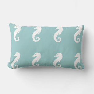 SEA HORSE BLANC sur coussin bleu clair