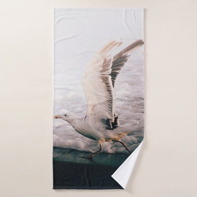 Seagull Agitant Ses Ailes Près De Mer Courte Douch (Serviette de bain)