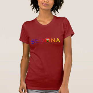 Sedona dans le T-shirt d'arc-en-ciel