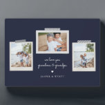 Sentiments joyeux Snapshot Photo Plaque<br><div class="desc">Plaque photo photographique de sentiments gais. Caractéristiques,  3 photos encadrées avec accents de ruban lavi style scrapbook,  deux lignes de texte modèles pour votre message et des noms avec détail de coeur en blanc sur bleu marine arrière - plan.</div>