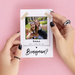 Seras-Tu Ma Carte De Proposition De Photo De Bride<br><div class="desc">Célébrez votre lien spécial avec votre meilleur ami et demandez-leur d'être votre demoiselle d'honneur ou votre servante d'honneur avec notre Carte de proposition de photo Will You Be My Bridesmaid. Cette carte moderne et minimaliste présente un design noir et blanc, vous permettant de la personnaliser avec une photo chère, créant...</div>