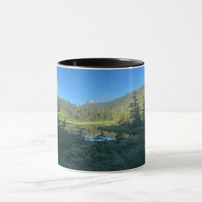 Serene Alaska Lake et Forest Mug (Centre)