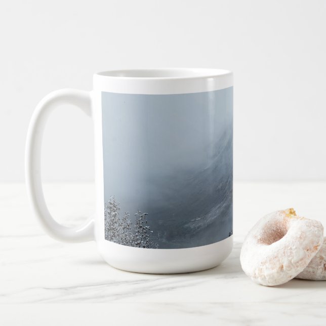 Serene Grey Snowy Peaks Coffee Mug (Avec donut)