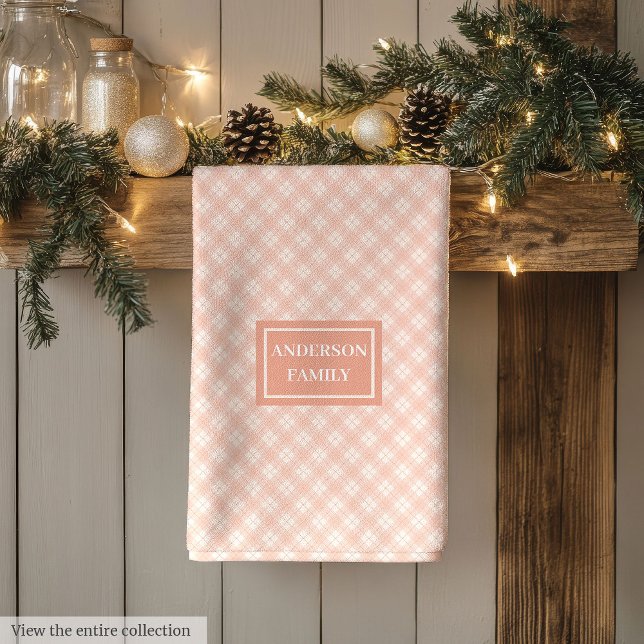 Serviette à la mode personnalisée avec un design à (Personalized Trendy Towel Chic Coral Plaid Design)