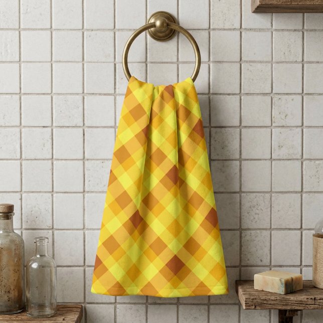 Serviette à main à carreaux jaune jaune d'œuf mign (Cute Egg Yolk Yellow Plaid Hand Towel hanging on a towel ring in rustic style bathroom.)