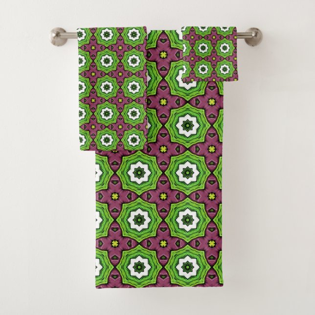 Serviette à motif géométrique vert, violet et blan (En situation)