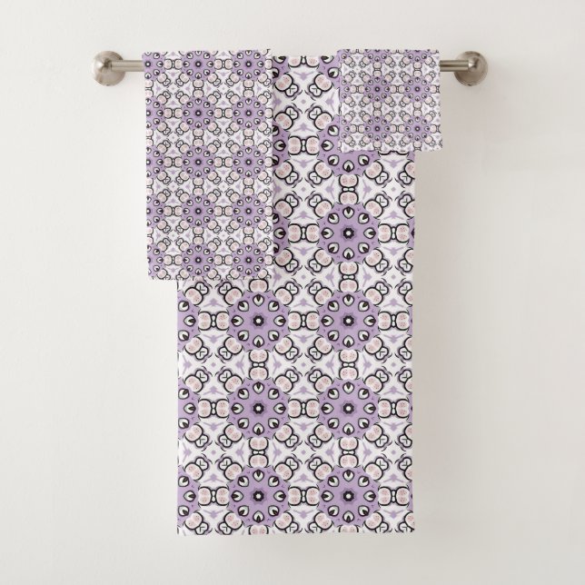 Serviette à motif géométrique violet et noir (En situation)
