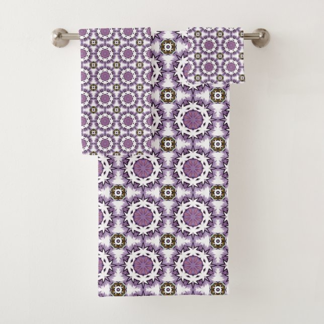 Serviette à motif mandala géométrique violet et bl (En situation)