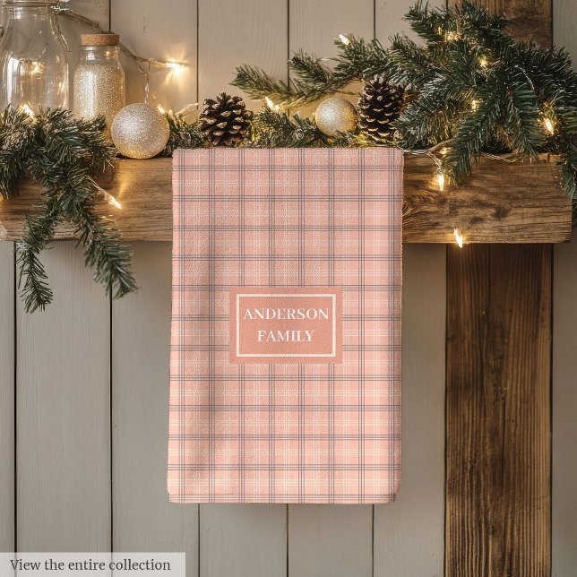 Serviette à vaisselle à carreaux corail personnali (Coral Plaid Dish Towel Custom Name Chic Accent)
