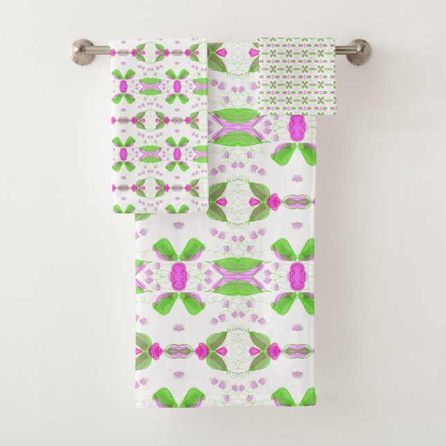 Serviette blanche avec roses chaudes (En situation)