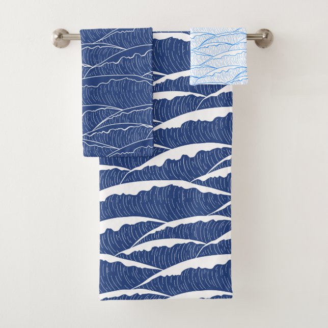 Serviette bleue avec motif à vagues illustratif (En situation)