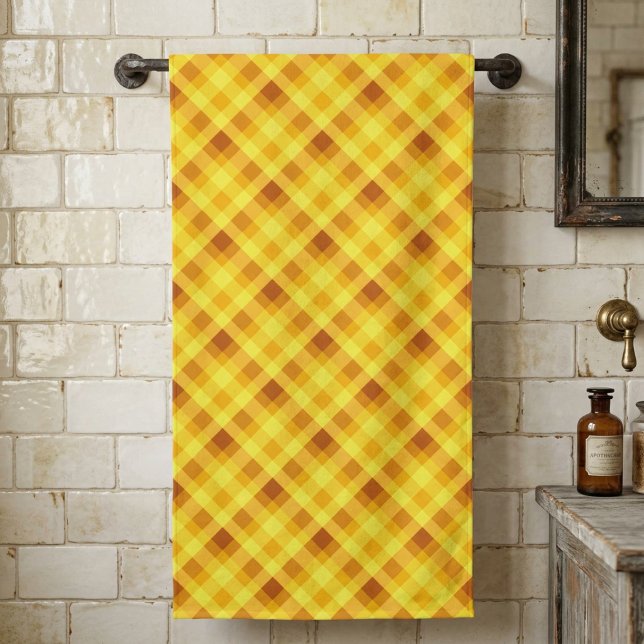 Serviette de bain à carreaux jaune vif de jaune d' (Cute Egg Yolk Yellow Plaid Bath Towel hanging from a towel rack in a rustic style bathroom.)