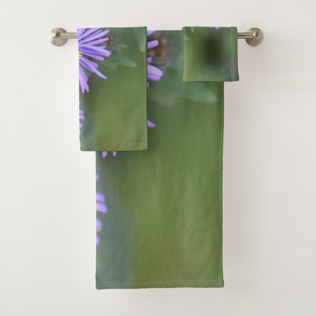 Serviette de bain aux fleurs violettes (En situation)