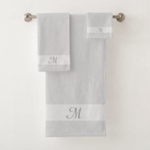Serviette de bain avec monogramme sur nuances de g
