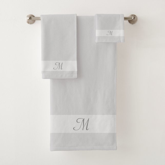 Serviette de bain avec monogramme sur nuances de g (En situation)