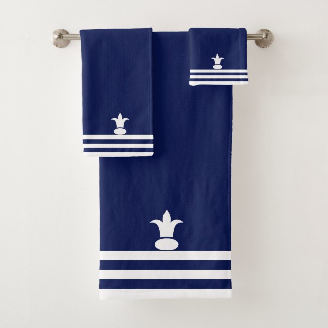 Serviette de bain blanche avec fleur de lis et ray (En situation)