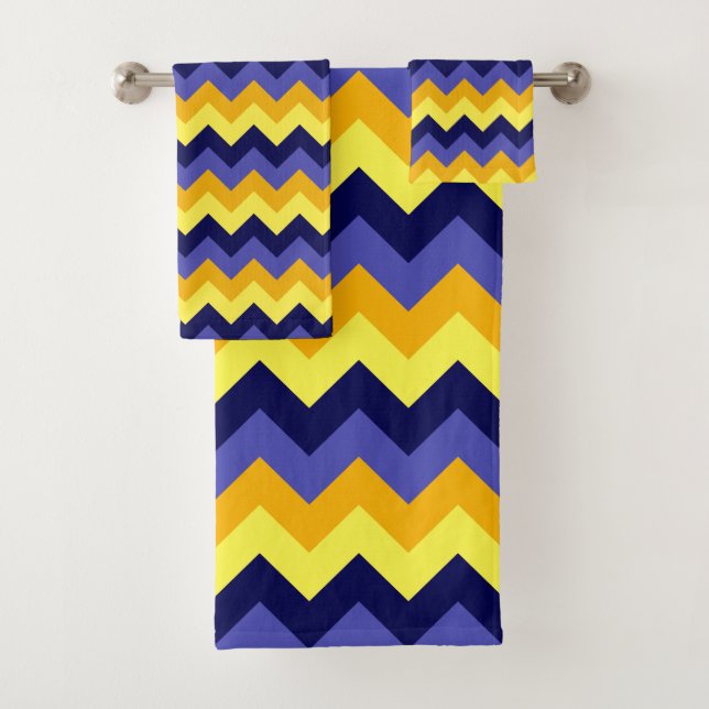 Serviette de bain Blue Yellow Gold Chevrons (En situation)
