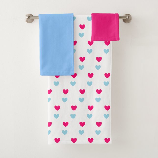 Serviette de bain cœurs rouge magenta et bleu clai (En situation)