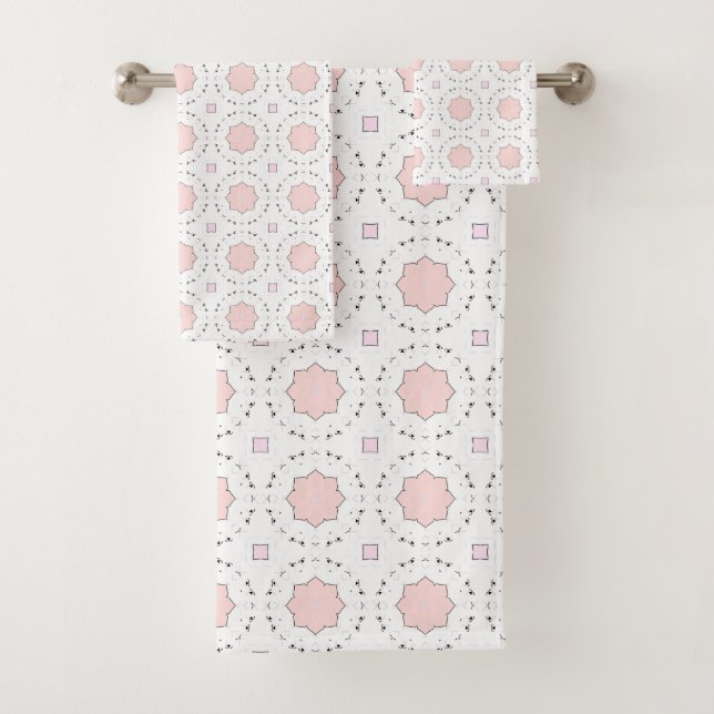 Serviette de bain décorative rose à motif géométri (En situation)